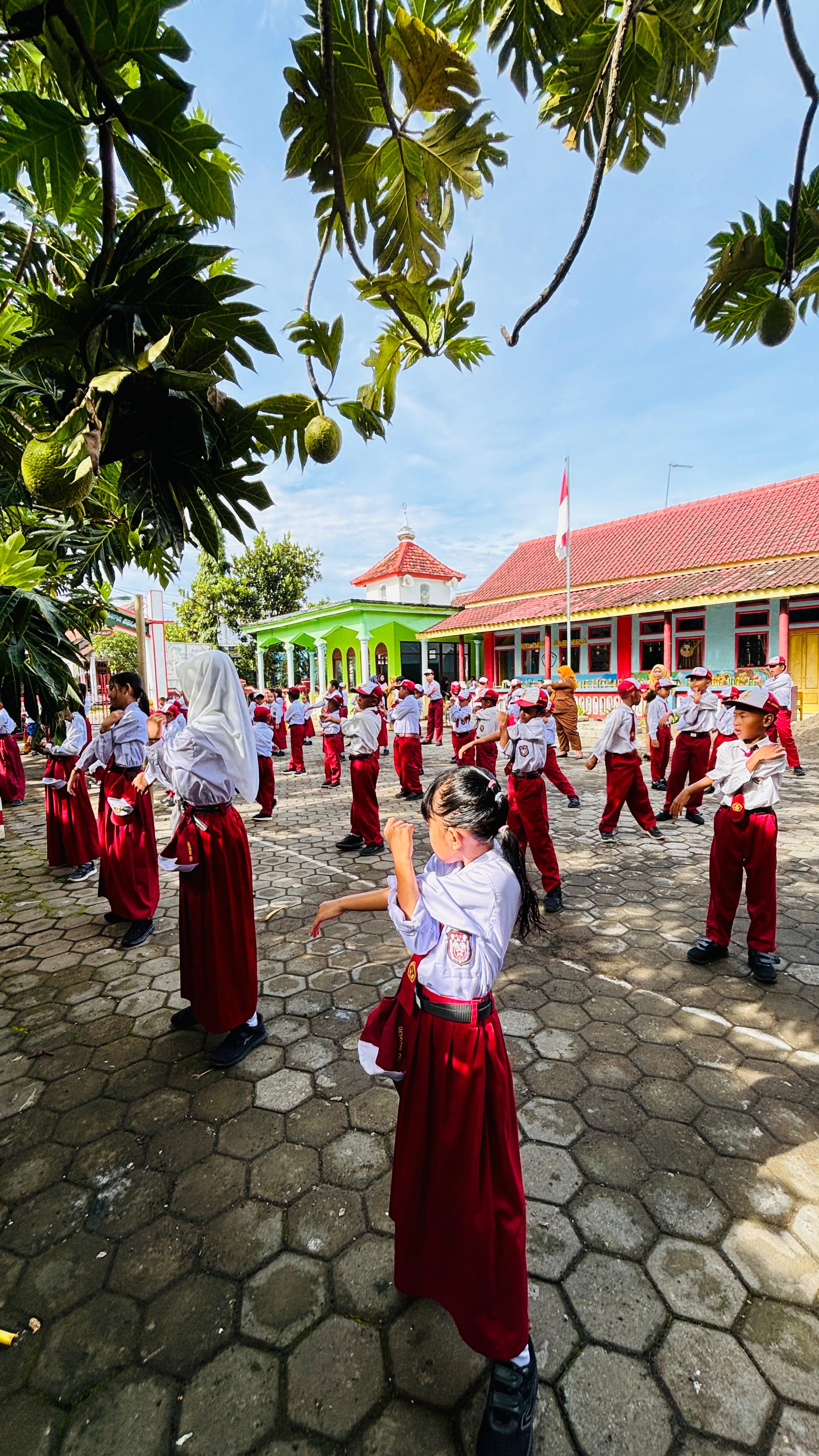 2. Program Nasionalisme & Kepemimpinan: "SAKU DISIPLIN" (Satu Anak, Satu Atribut Kebanggaan)