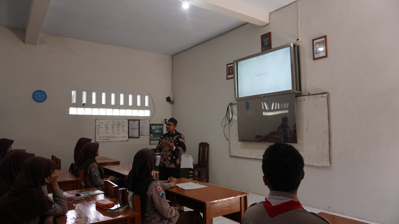 Ruang kelas dilengkapi dengan TV 65 inch